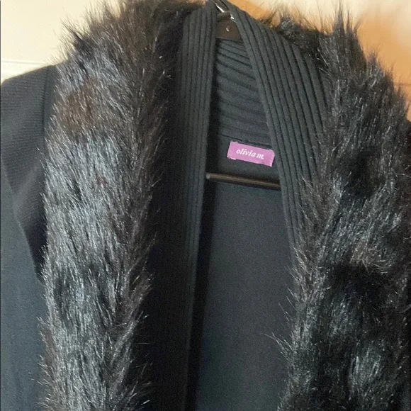 Chic Black Cardigan with Faux Fur Collar - Picture 7 of 7